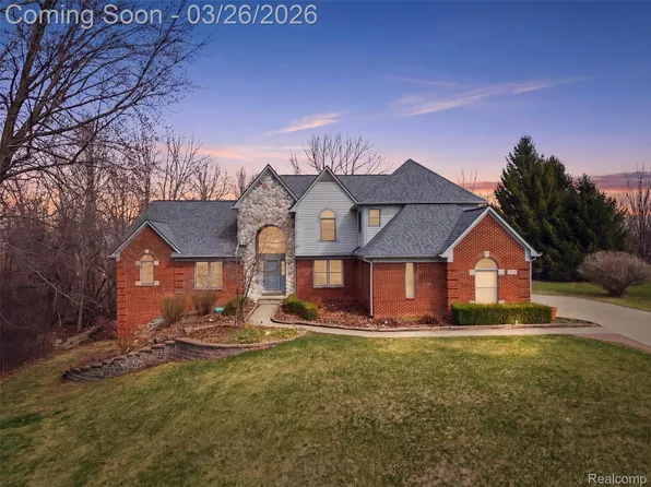 1160 Indianpipe Rd, Lake Orion, MI 48360