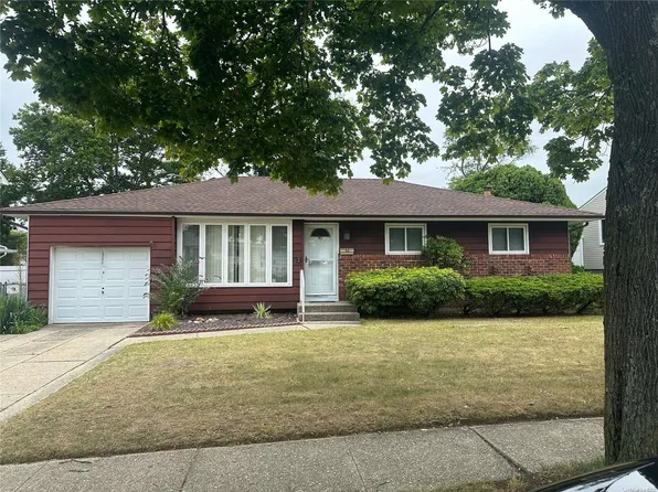 32 Manetto Drive, Plainview, NY 11803