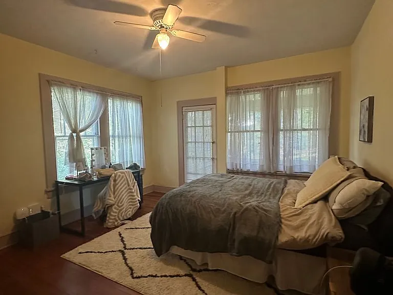 Beautiful downtown quad. 1 and 2 bed units available now. Pets allowed. — Photo 17