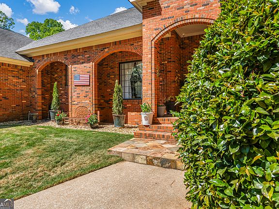 2nd image of 1017 Riverside Dr