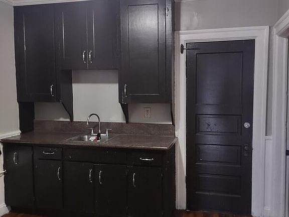 5th image of 464 W Utica St