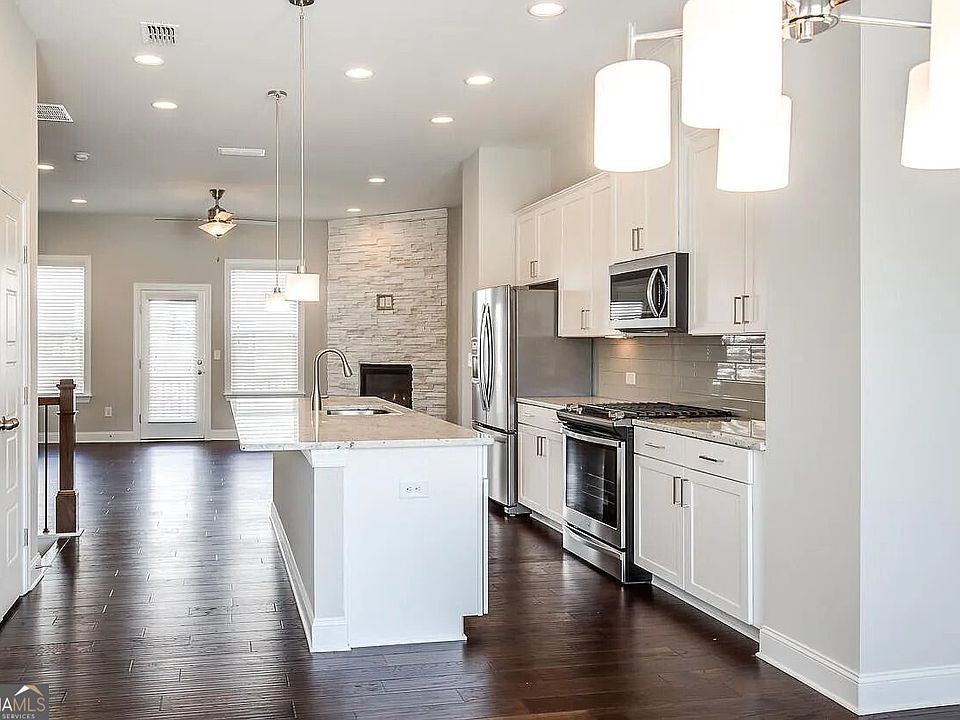 2nd image of 2044 Rockledge Rd NE