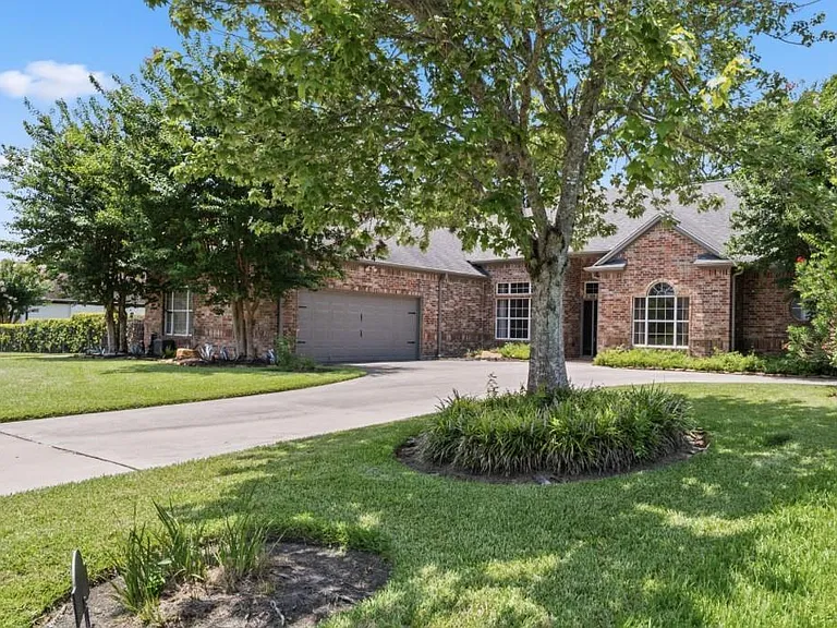 118 Hillsborough Dr W — Photo 2