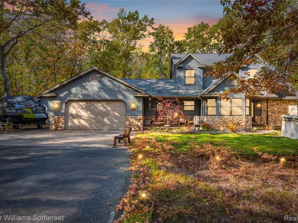 4570 Castlewood Ct, Houghton Lake, MI 48629