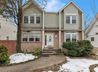 18 Elm St, Roslyn Heights, NY 11577