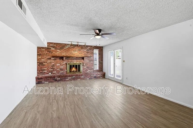 3 bed, 2.0 bath, 1584 sqft, $1,995 — Photo 2