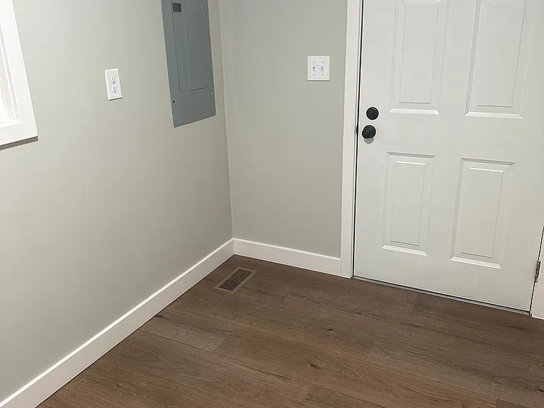 811 Montclair St — Photo 5