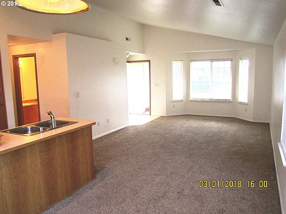 5th image of 9803 NE 104th Ct