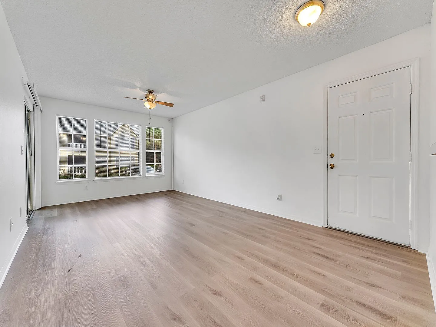 1 BR / 1 BA Condo In Tradewinds Metrowest — Photo 3
