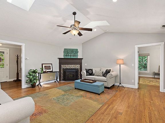 4th image of 27 Oak Hollow Dr
