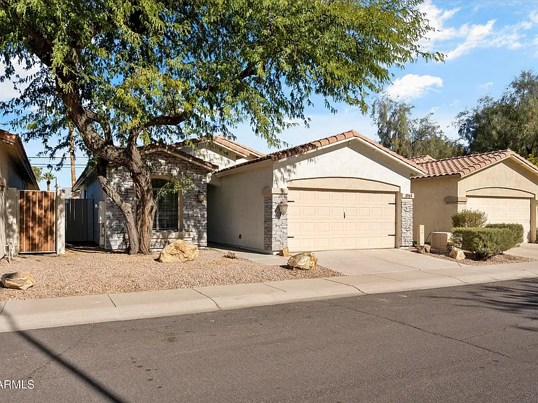 1084 E Susan Ln — Photo 25