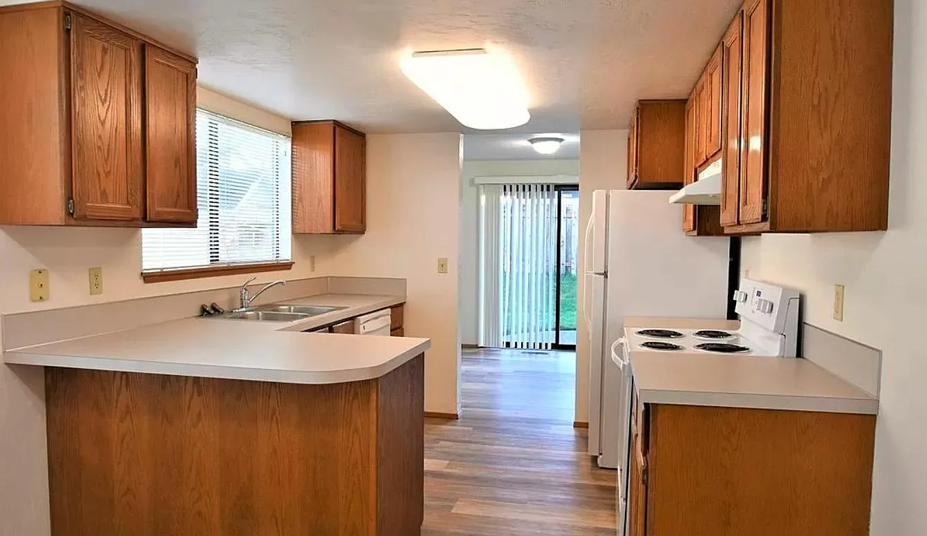 3 bed, 1288 sqft, $2,400 — Photo 3