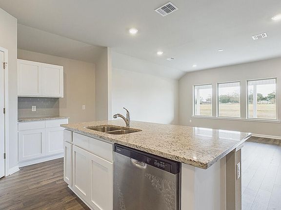 4th image of 140 Lake Ridge Dr