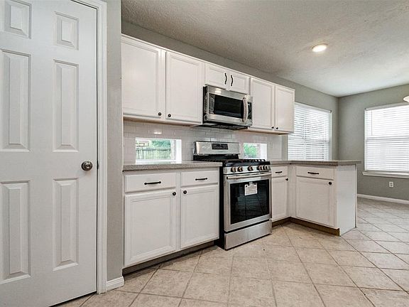 5th image of 1307 W Welsford Dr