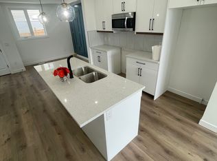 4752 83 Street Nw, Calgary, AB T3B 5M9