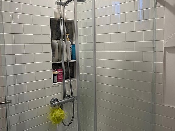 4th image of 921 Woodlawn Ave APT 2