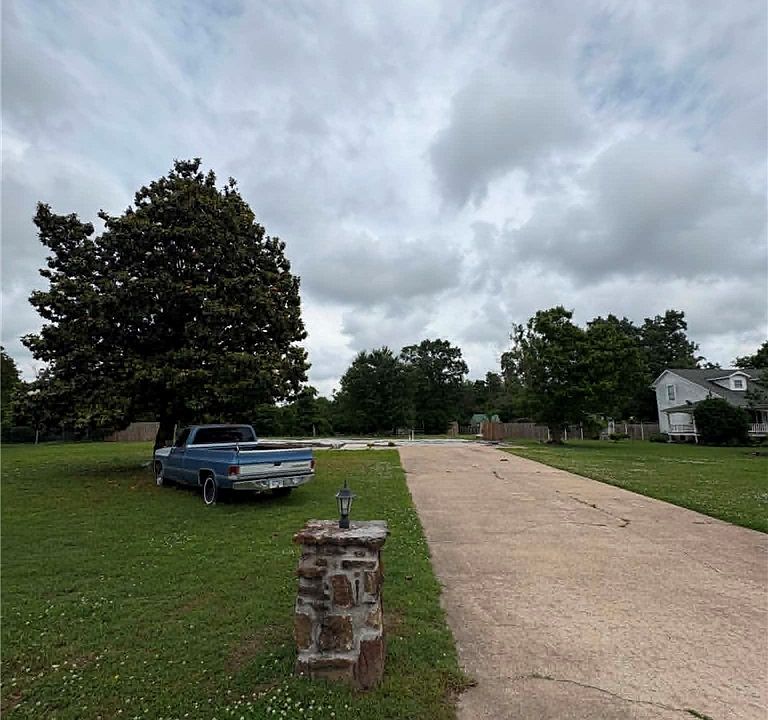 1st image of 16524 Hickory Dr #2