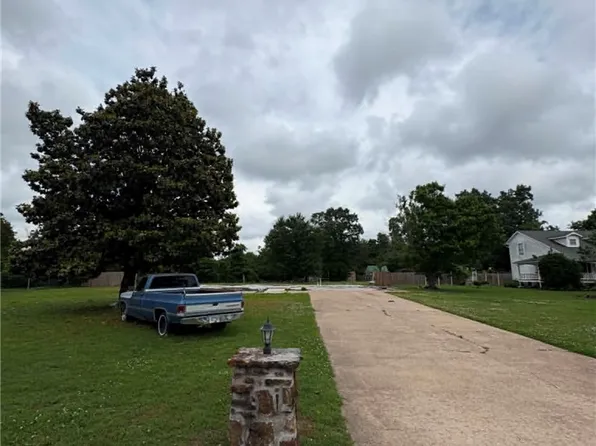 16524 Hickory Dr #2, Siloam Springs, AR 72761