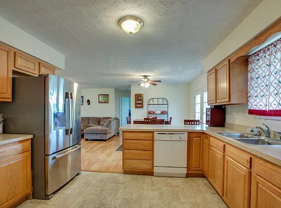 3rd image of 438 N Summit Ave