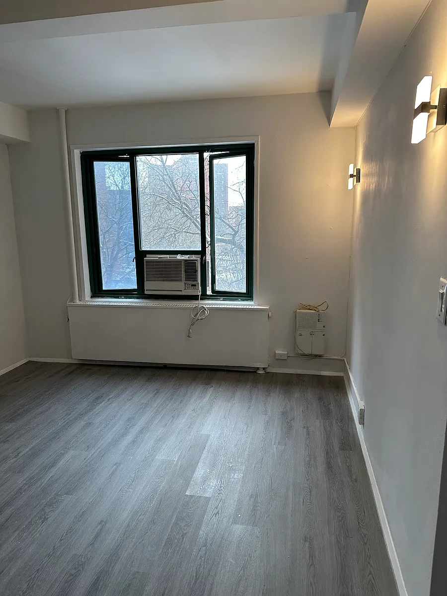 Building Photo - 1504 Metropolitan Ave #4E