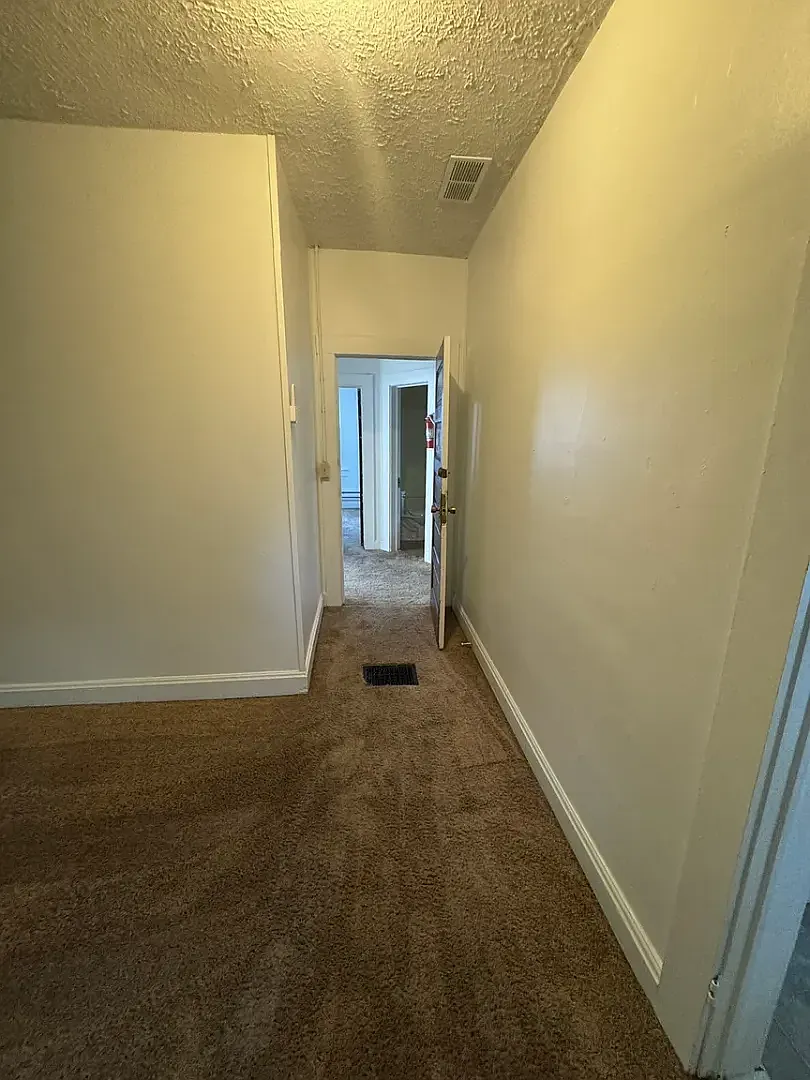 420 S Woodlawn AVE — Photo 2