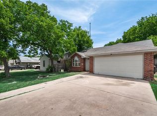2813 Stuart Dr, Fort Worth, TX 76104