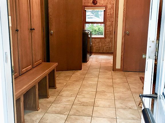 mud room through ft. door