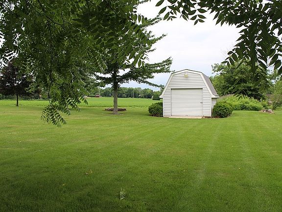 4th image of 19843 Bluff Dr