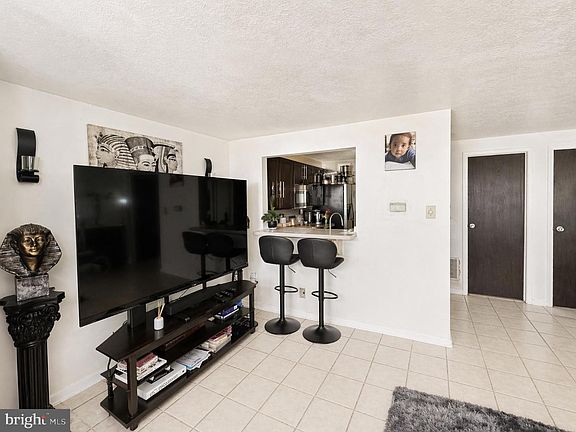 4th image of 2303 Greenwood Dr