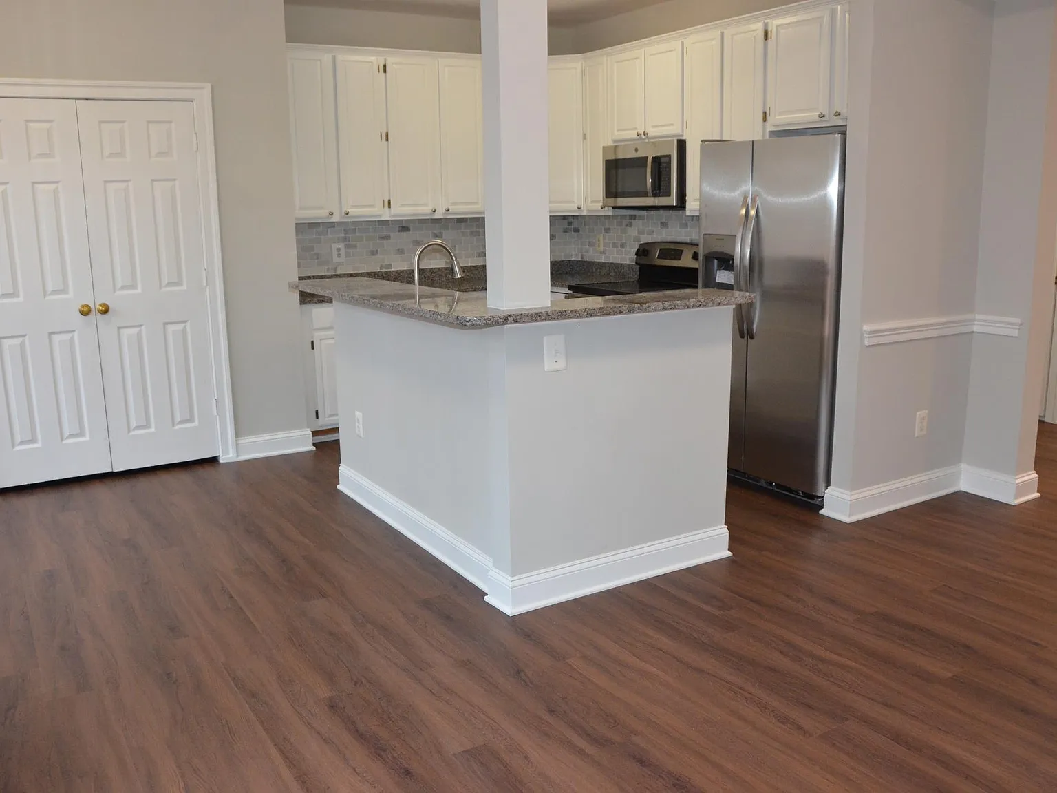 3 bed, 2.5 bath, 2400 sqft, $3,500 — Photo 2