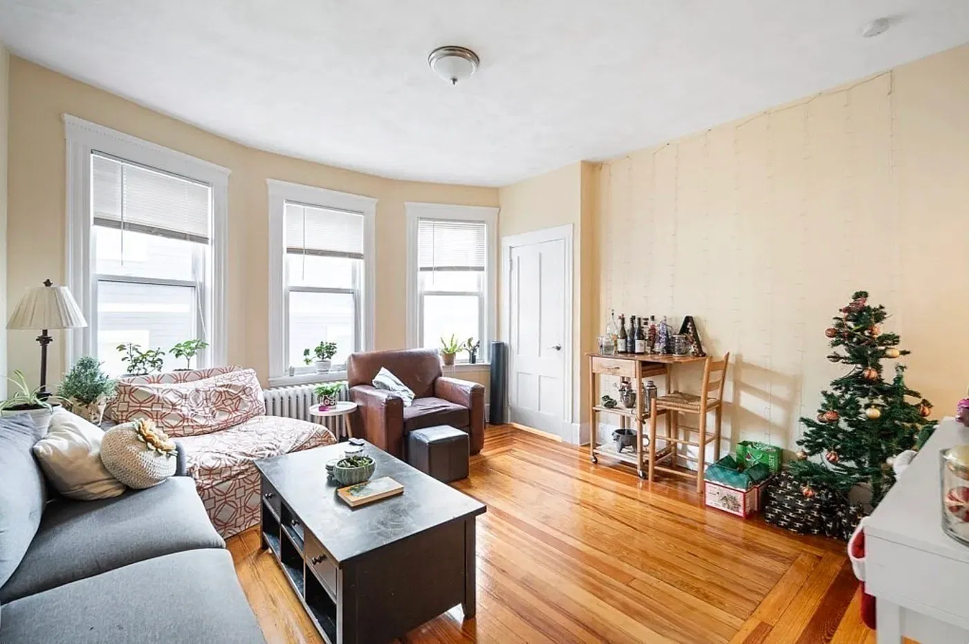 3 bed, 1.0 bath, 1094 sqft, $3,500 — Photo 3