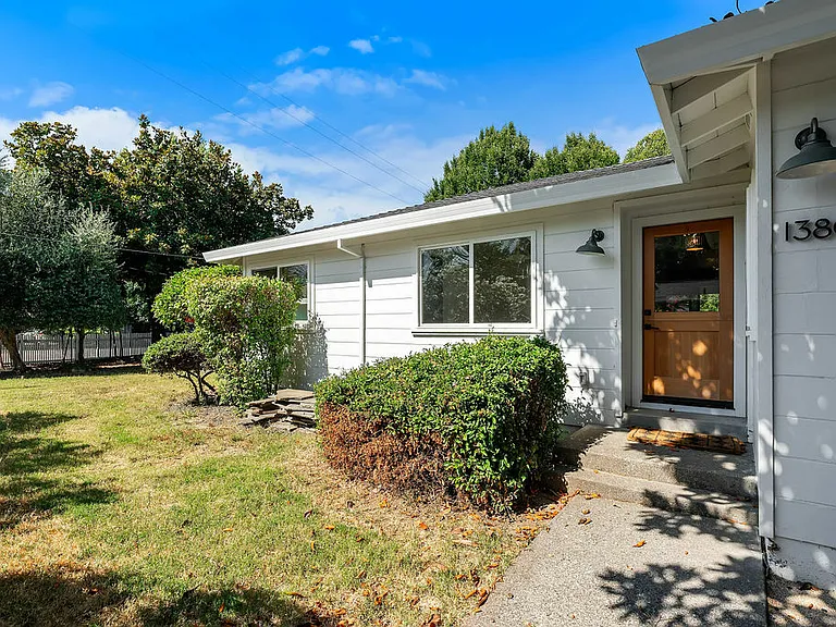 13805 Village Ave — Photo 37