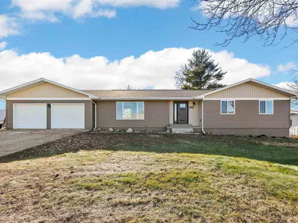 1539 Rainbow Dr, Belle Plaine, IA 52208