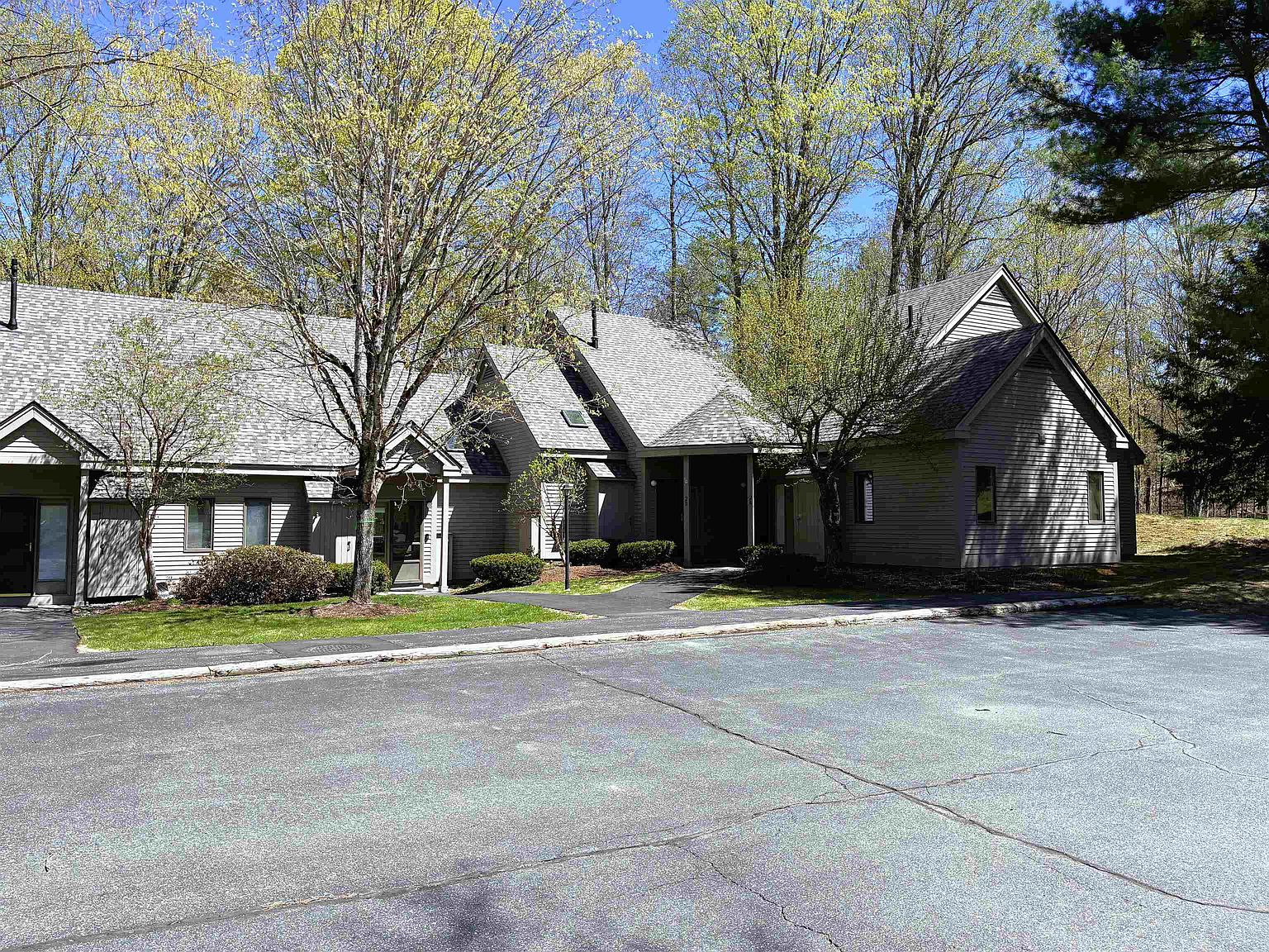 House on the Hill トップス　Checker 90 90 Kingfisher Road #2B, Hartford, VT 05047 | Zillow