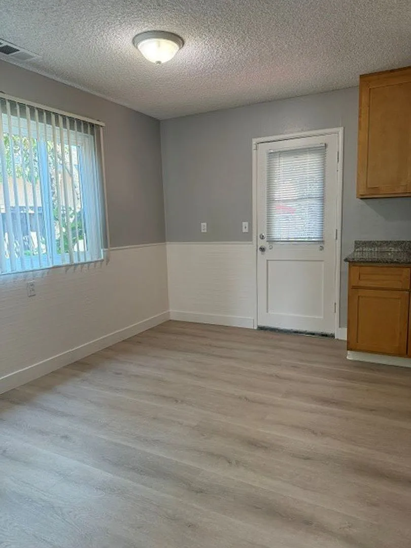 Spacious 3 Bedroom, 2 bath Single Family Home — Photo 3