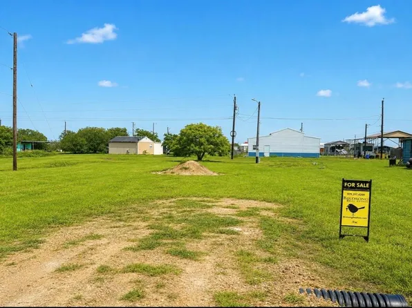 177 Baracuda Dr, Palacios, TX 77465