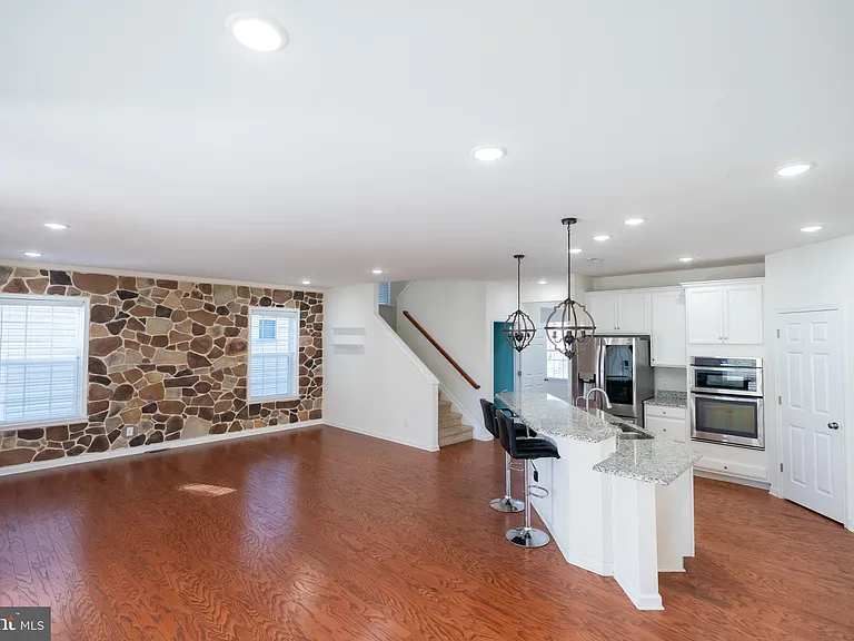 610 Kent Ct — Photo 8