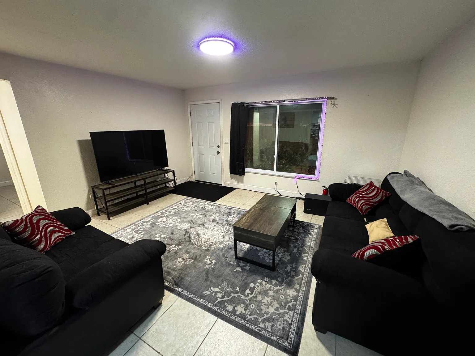 2 bed, 888 sqft, $1,700 — Photo 2