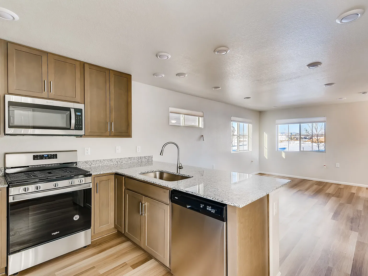 2 bed, 1.5 bath, 896 sqft, $2,200 — Photo 3