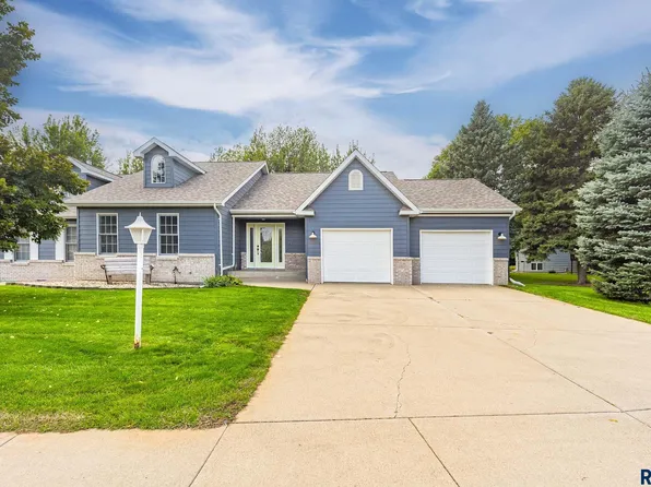 1007 NE 8th St, Madison, SD 57042