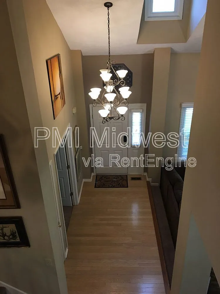 4 bed, 2.5 bath, 2730 sqft, $2,399 — Photo 2