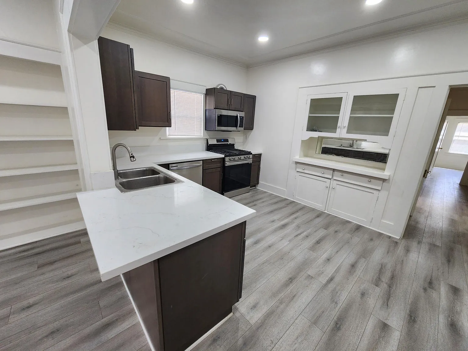 3 bed, 1233 sqft, $3,050 — Photo 3
