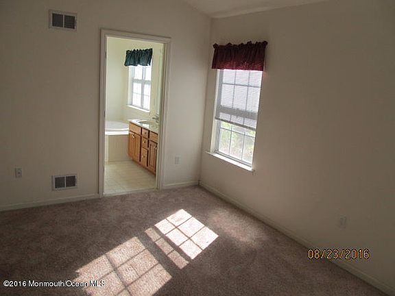 4th image of 12 Schoolhouse Ln