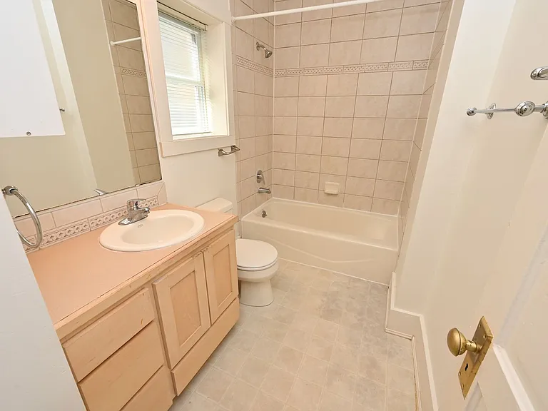 108 NE 43rd St — Photo 17