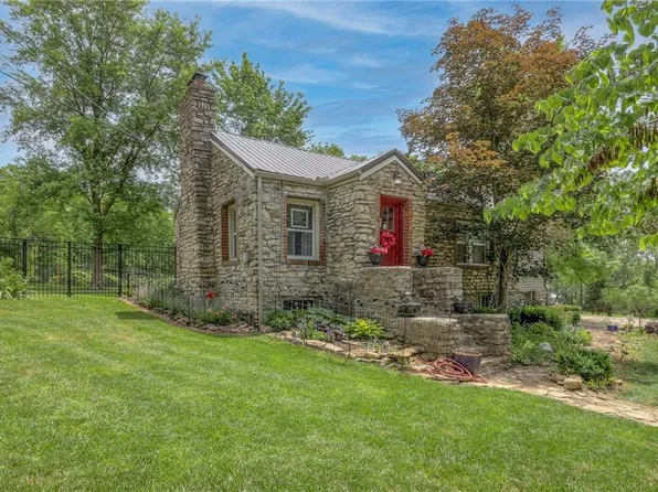 6801 Scenic Dr, Kansas City, MO 64133