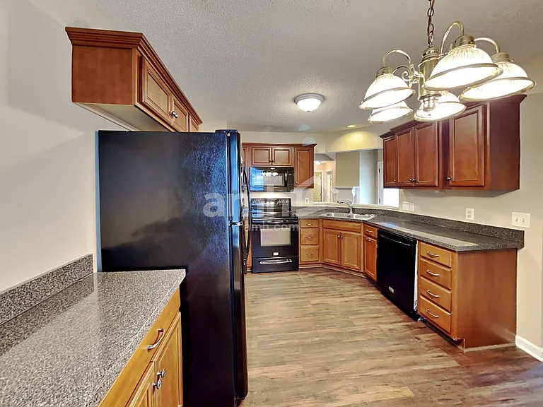 2027 Waterford Dr — Photo 3