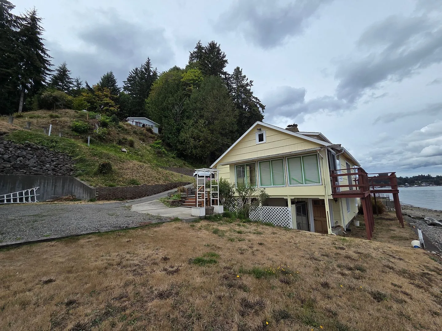 Classic Style Beach House Available for Rent in Port Orchard - 2 Bed / 2 Bath, Beachfront! — Photo 4
