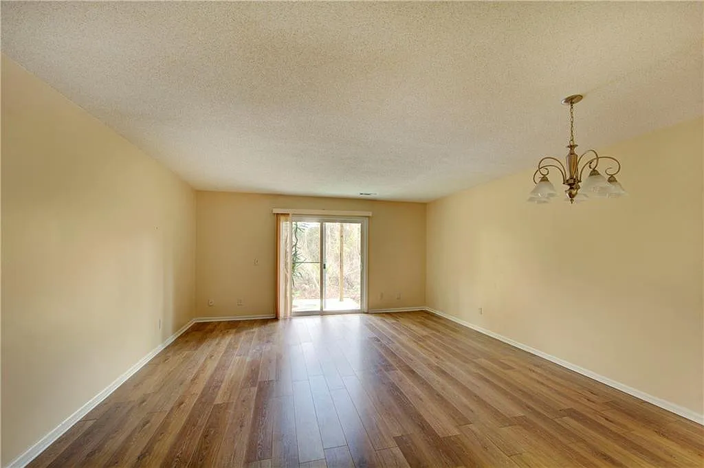 2 bed, 1.5 bath, 1176 sqft, $1,600 — Photo 3