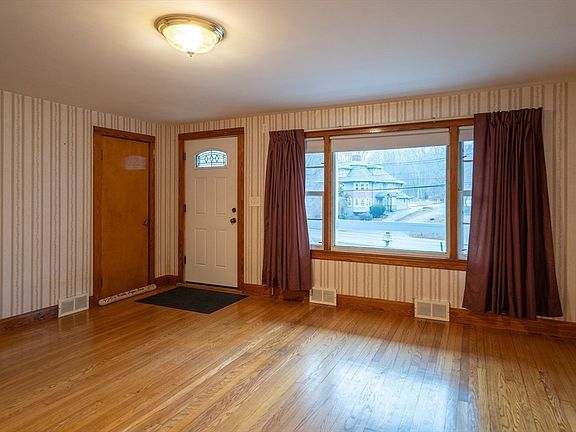 3rd image of 214 Douglas St