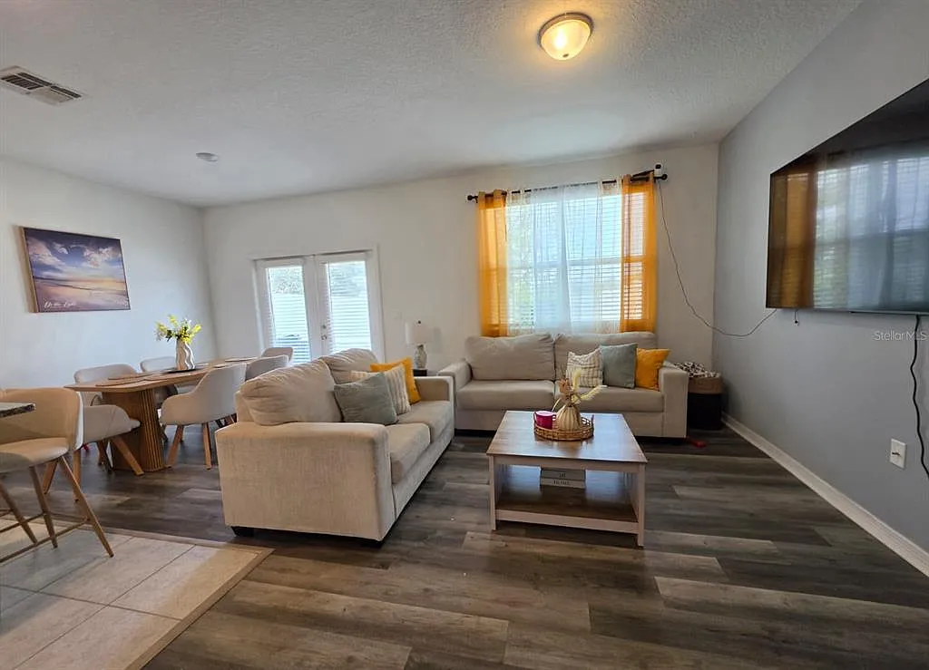 3 bed, 2.5 bath, 1480 sqft, $2,100 — Photo 4